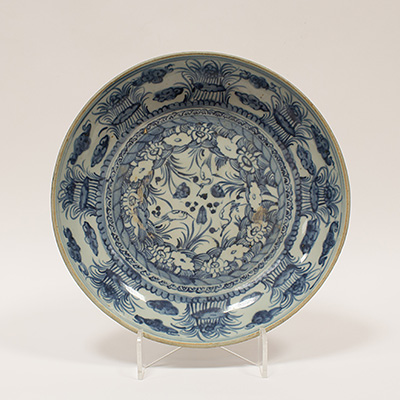 Large blue and white dish, China, Ming Dynasty, Hongzhi period (1470-1505)