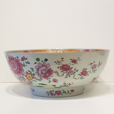 Large famille rose export porcelain bowl (side view 2), China, Qianlong, circa 1760