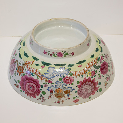 Large famille rose export porcelain bowl (underside), China, Qianlong, circa 1760