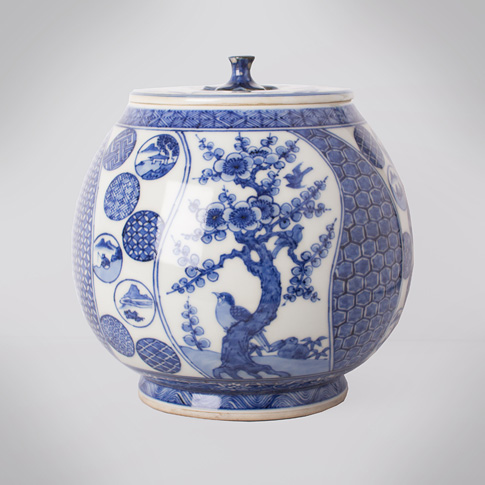 Shonzui style blue and white porcelain water jar (mizusashi), Japan, Meiji era, circa 1900
