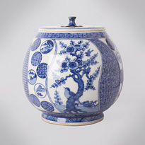 Shonzui style blue and white porcelain water jar (mizusashi) - Japan, Meiji era, circa 1900
