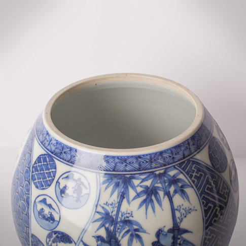 Shonzui style blue and white porcelain water jar (mizusashi) (inside, lid off), Japan, Meiji era, circa 1900