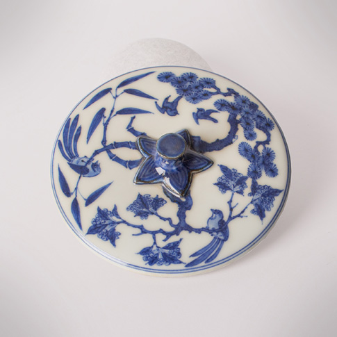 Shonzui style blue and white porcelain water jar (mizusashi) (lid), Japan, Meiji era, circa 1900