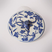 Shonzui style blue and white porcelain water jar (mizusashi) (lid), Japan, Meiji era, circa 1900 [thumbnail]