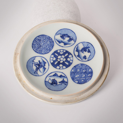 Shonzui style blue and white porcelain water jar (mizusashi) (lid, inside), Japan, Meiji era, circa 1900
