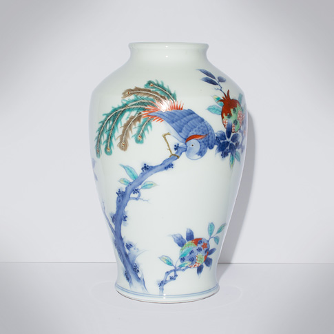Kakiemon porcelain vase, by Sakaida Kakiemon XIV, Japan, 20th century