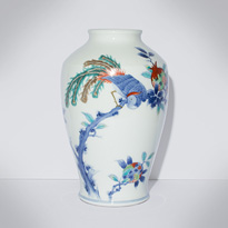 Kakiemon porcelain vase, by Sakaida Kakiemon XIV - Japan, 20th century