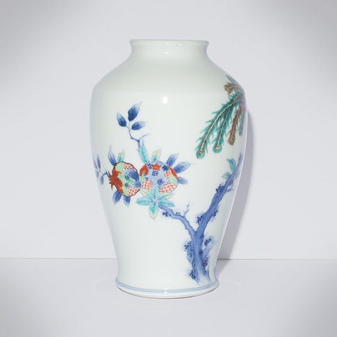 Kakiemon porcelain vase, by Sakaida Kakiemon XIV (view 2), Japan, 20th century