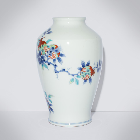 Kakiemon porcelain vase, by Sakaida Kakiemon XIV (view 3), Japan, 20th century