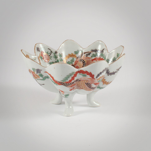 Exceptional and rare Imari porcelain footed tripod dish, Japan, Meiji Era, late 19th century