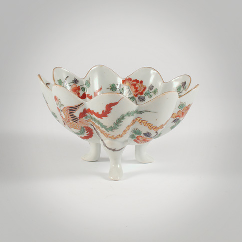 Exceptional and rare Imari porcelain footed tripod dish (Side view 2), Japan, Meiji Era, late 19th century