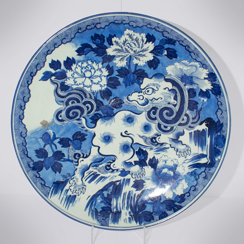 Large blue and white porcelain dish, Japan, Meiji era, 19th century