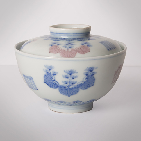 Blue and white and copper red porcelain tea bowl and cover, by Hakuzan, Japan, Meiji era, early 20th century