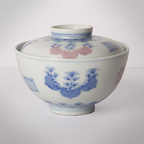 Blue and white and copper red porcelain tea bowl and cover, by Hakuzan - Japan, Meiji era, early 20th century