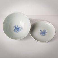 Blue and white and copper red porcelain tea bowl and cover, by Hakuzan (insides), Japan, Meiji era, early 20th century [thumbnail]