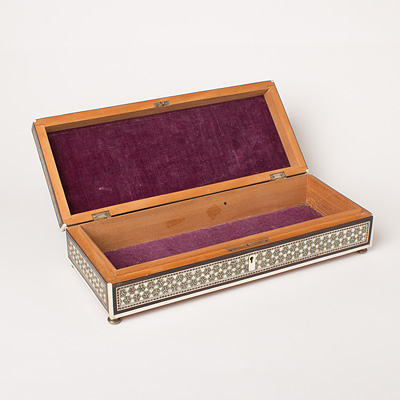 Anglo-Indian sadeli and sandalwood box (lid opened), India, Bombay Presidency, early 20th century