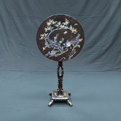 Rare Nagasaki lacquer tilt top table, Japan, Edo Period, early 19th century