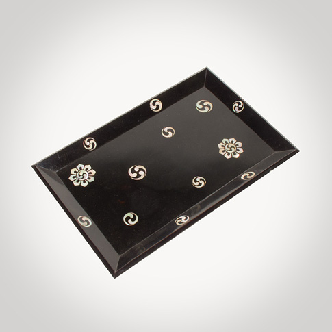 Black lacquer and mother of pearl inlaid tray, Japan, Taisho era, early 20th century Black lacquer and mother of pearl inlaid tray, Japan, Taisho era, early 20th century