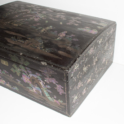 Rare lacquer and inlaid mother of pearl chest (side view 2), China, Qing Dynasty, 18th/19th century