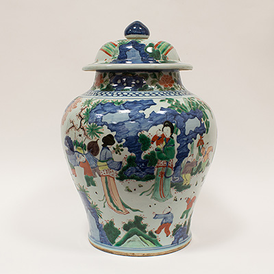 Large Wucai porcelain vase and cover in the Transitional style, China, 20th century