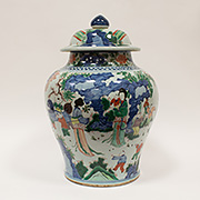 Large Wucai porcelain vase and cover in the Transitional style - China, 20th century