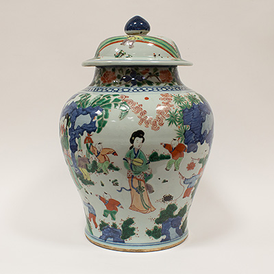 Large Wucai porcelain vase and cover in the Transitional style (another side), China, 20th century