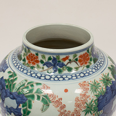 Large Wucai porcelain vase and cover in the Transitional style (top off), China, 20th century