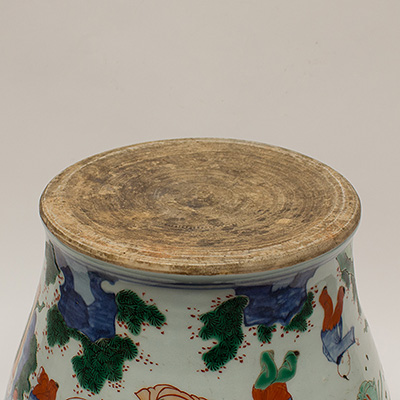 Large Wucai porcelain vase and cover in the Transitional style (base), China, 20th century