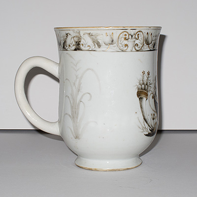 En-grisaille export porcelain tankard (side view 2), China, 18th century