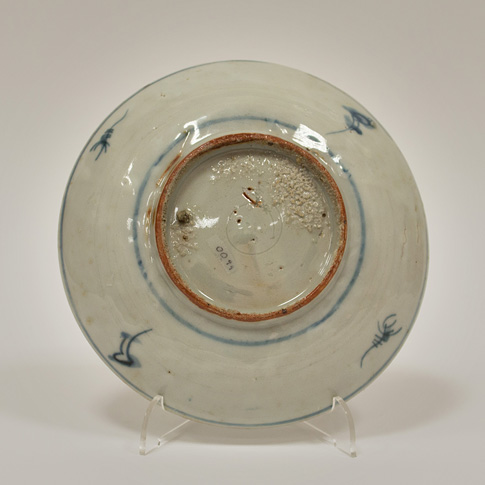 Swatow blue and white porcelain dish (underside), China, Ming Dynasty, Wanli period (1573-1619)