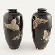 A pair of cloisonné enamel vases, in the style of Hayashi Kodenji - Japan, Meiji Period, early 20th century