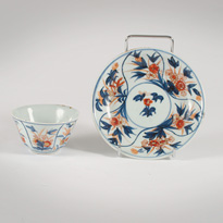 An Imari porcelain tea bowl and saucer - Japan, Edo Period, circa 1730
