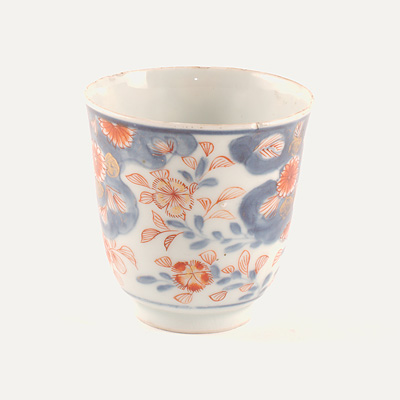 Imari porcelain chocolate bowl and associated saucer (Bowl, side view), China, Qing Dynasty, Kangxi, early 18th century