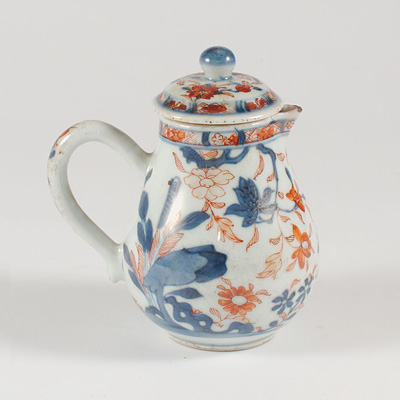 Imari porcelain jug and cover (Side view (2)), China, Qing Dynasty, Kangxi, early 18th century