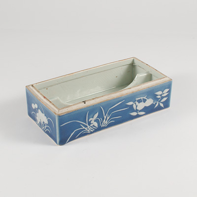 Blue glazed porcelain brush box (diagonal view 2), China, Qing Dynasty, 19th century