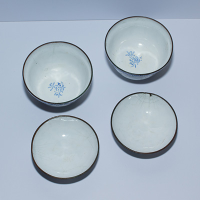 Pair of painted enamel tea bowls and covers (insides), China, Jiaqing, early 19th century
