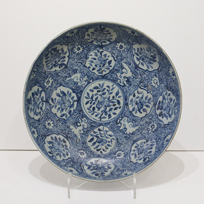 Blue and white shipwreck porcelain dish, China, Ming Dynasty, circa 1500 Blue and white shipwreck porcelain dish, China, Ming Dynasty, circa 1500