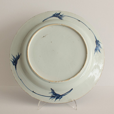 Blue and white porcelain plate for the Persian market
 (underside), China, Kangxi, circa 1700