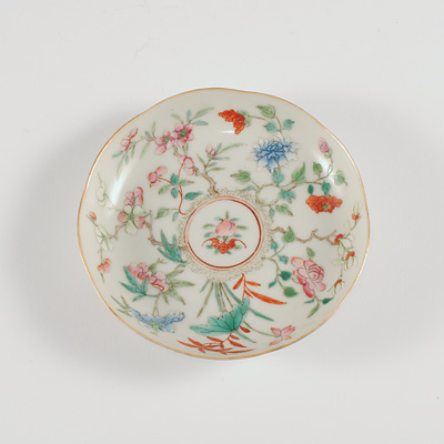 Famille-Rose porcelain saucer, China, Qing Dynasty, 19th century