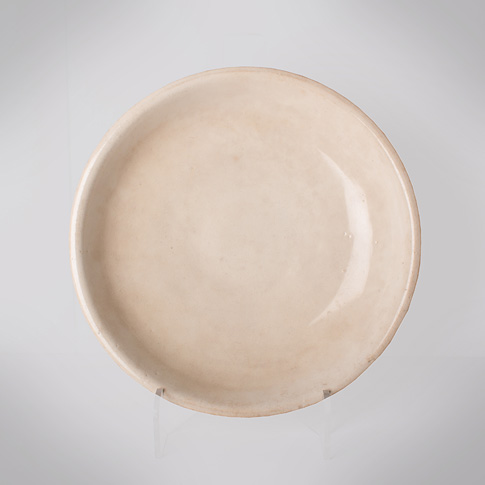 Blanc de chine white glazed pottery dish, China, 17th century
