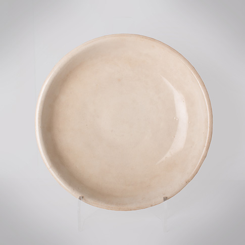 Blanc de chine white glazed pottery dish, China, 17th century Blanc de chine white glazed pottery dish, China, 17th century