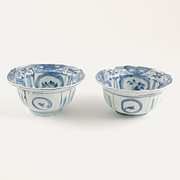 A pair of Kraak blue and white porcelain bowls - China, Late Ming Dynasty, circa 1600