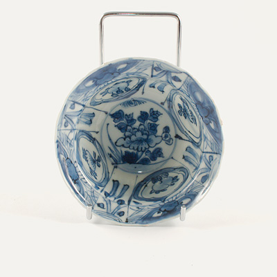 A pair of Kraak blue and white porcelain bowls (Bowl, top (1)), China, Late Ming Dynasty, circa 1600