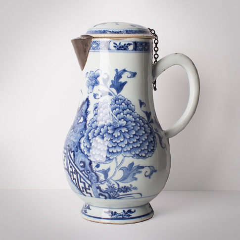 Blue and white porcelain ewer, China, Qianlong period, circa 1760