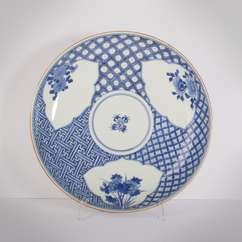 Pair of blue and white porcelain dishes, by Seiun (top side), Japan, 19th century