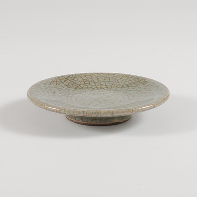 Guan type crackle ware dish, China, Qing Dynasty, 18th/19th century
