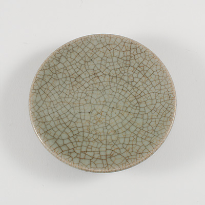 Guan type crackle ware dish (View from the top), China, Qing Dynasty, 18th/19th century