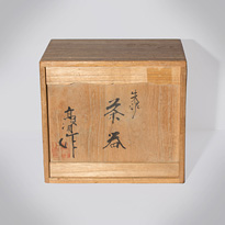 Tokoname pottery and wood tea set, by Isobe Teruyuki of the Takasuke kiln (box), Japan, Showa era, circa 1960-1980 [thumbnail]
