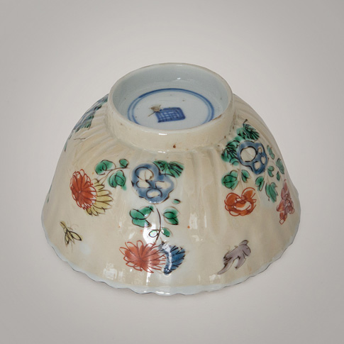 Famille verte tea bowl (view of side and bottom), China, Kangxi, circa 1700 Famille verte tea bowl (view of side and bottom), China, Kangxi, circa 1700