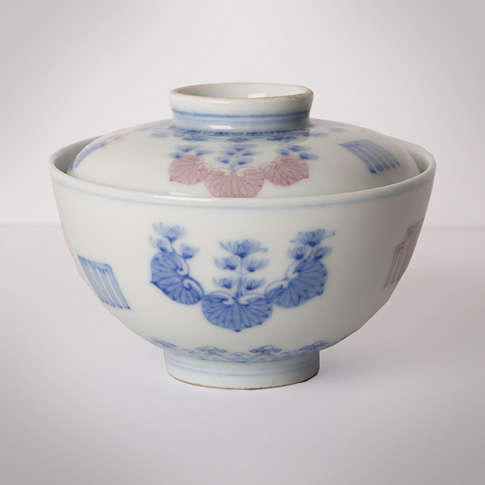 Blue and white and copper red porcelain tea bowl and cover, by Hakuzan, Japan, Meiji era, early 20th century Blue and white and copper red porcelain tea bowl and cover, by Hakuzan, Japan, Meiji era, early 20th century